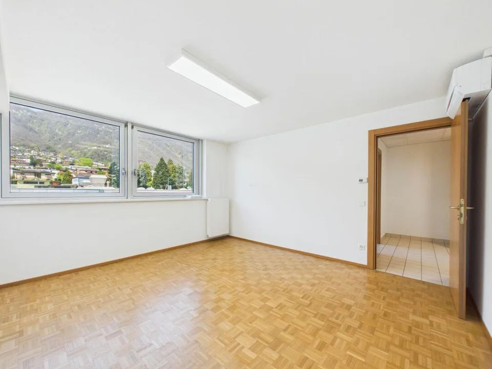 Ufficio con cucina e bagno privati