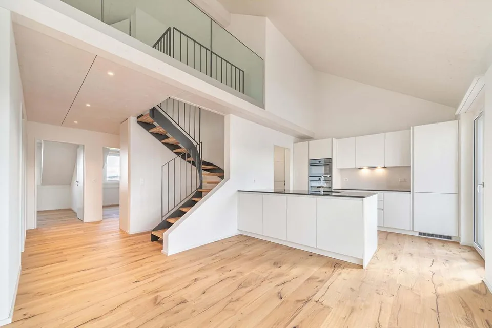 Exklusive 4.5 Zimmer Galeriewohnung mit grosser Loggia und hoc