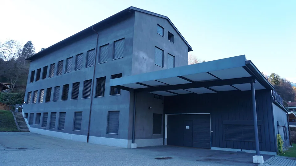Summaprada - Mehrfamilienhaus mit 11 Wohnungen und Lagerhalle