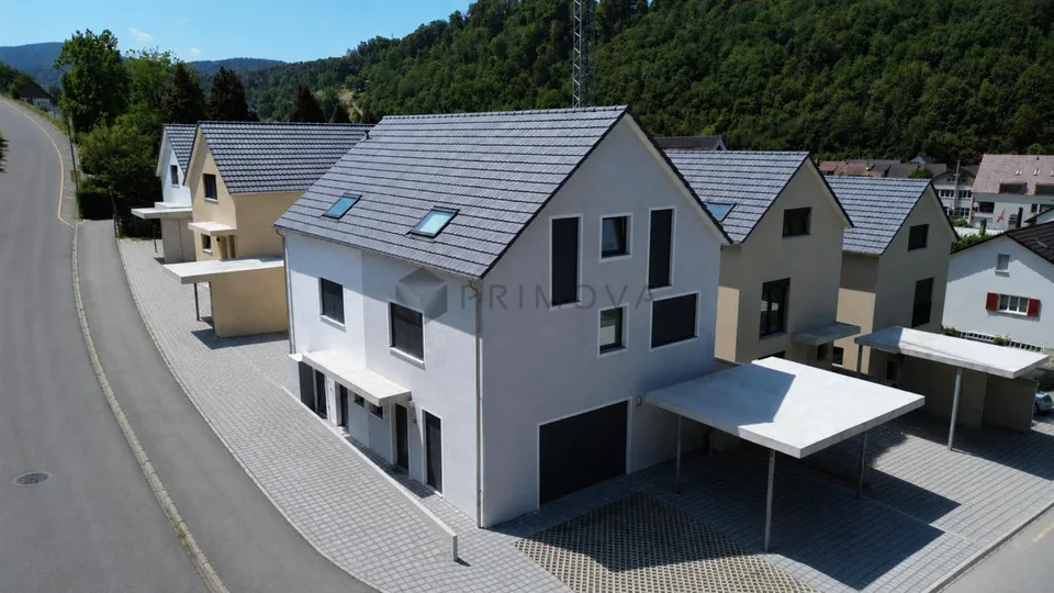Neuwertiges Doppeleinfamilienhaus zum Greifen nah!