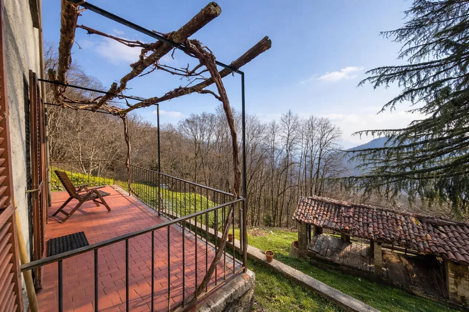 Casa di nucleo con giardino ad Aranno