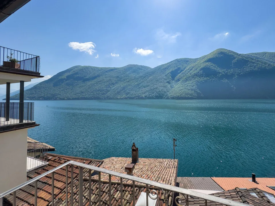 Casa vista lago da ristrutturare con licenza approvata a Gandria
