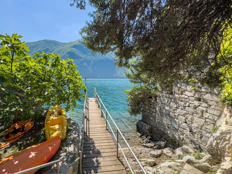 Casa vista lago da ristrutturare con licenza approvata a Gandria