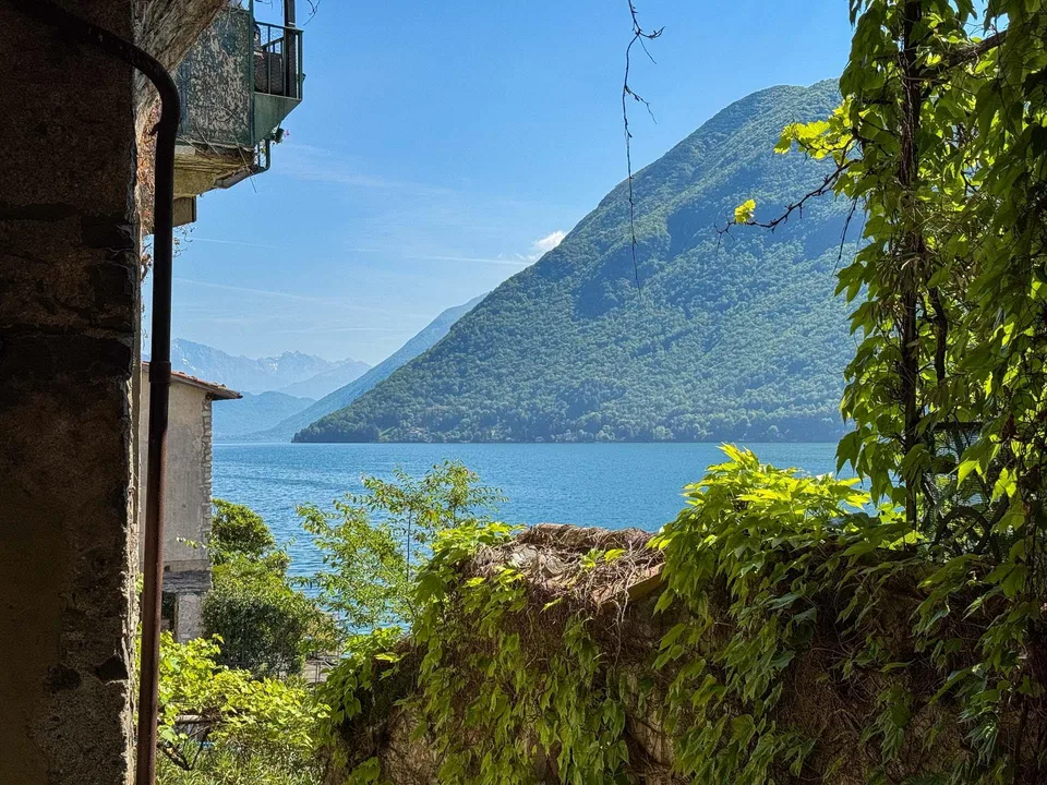 Casa vista lago da ristrutturare con licenza approvata a Gandria