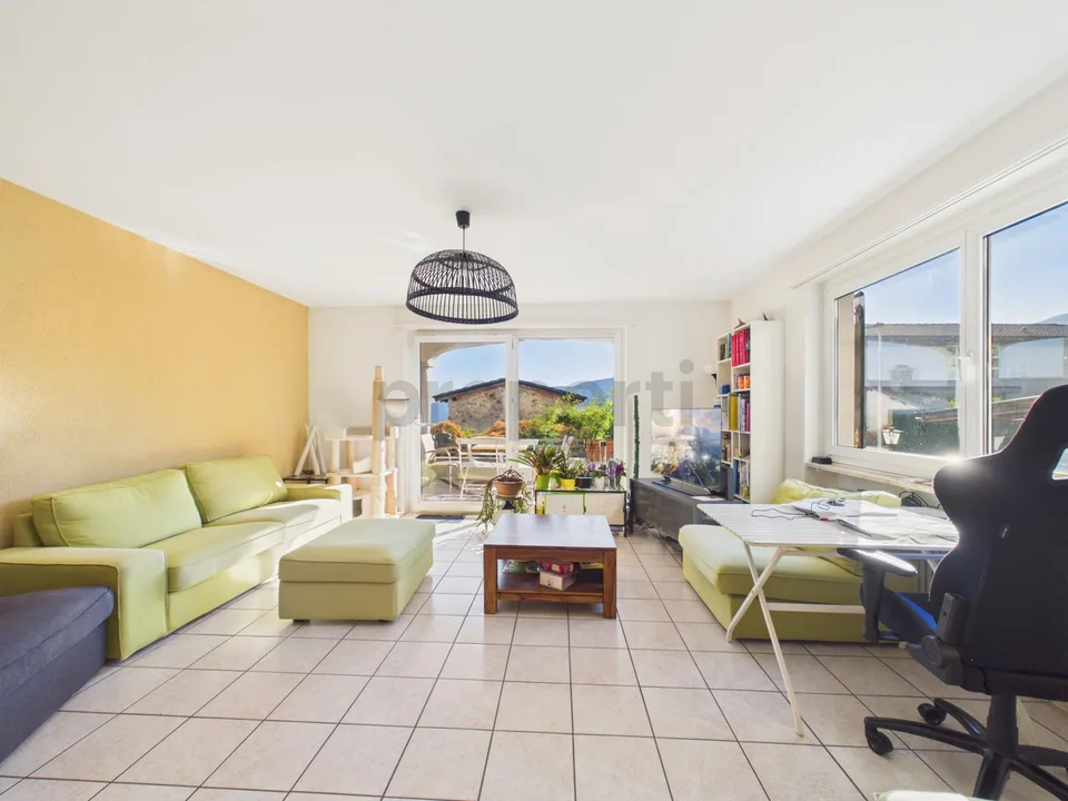 Grande terrazza ad ovest con tramonti spettacolari, piscina condominiale e camino a legna