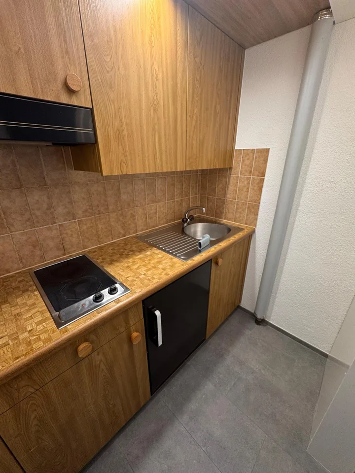 Charmante, teilrenovierte 1-Zimmerwohnung an zentraler Lage