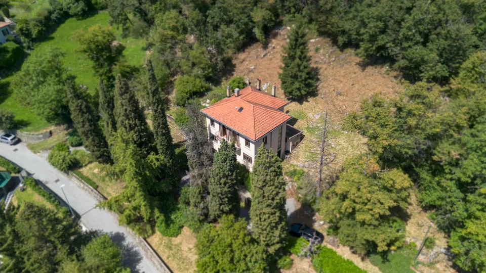 Villa d’epoca con possibilità edificatoria ad Arzo