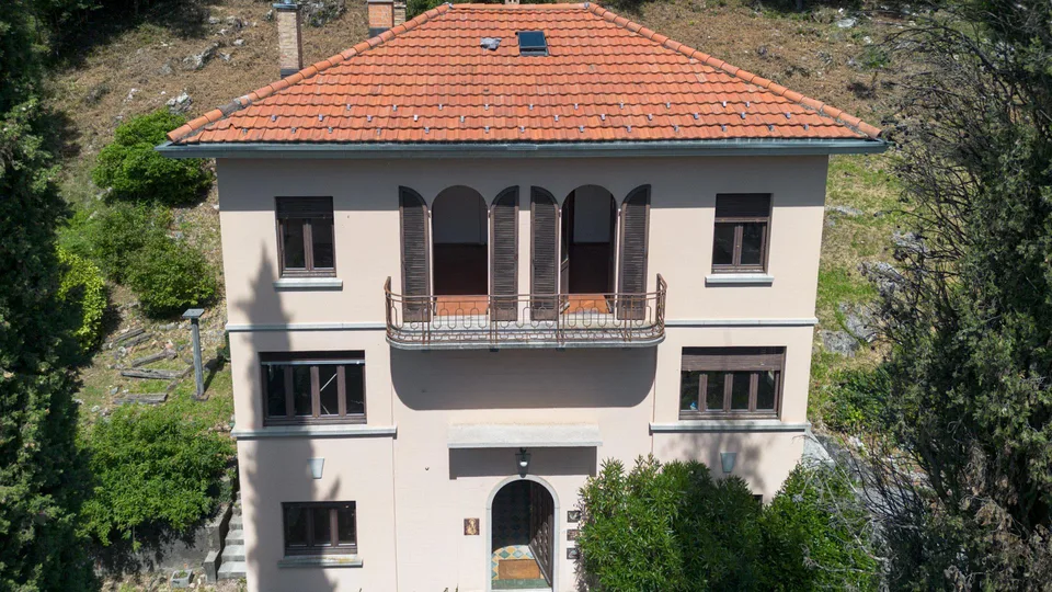 Villa d’epoca con possibilità edificatoria ad Arzo