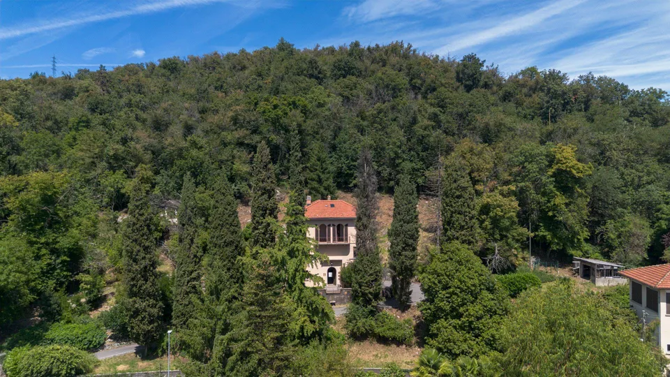 Villa d’epoca con possibilità edificatoria ad Arzo