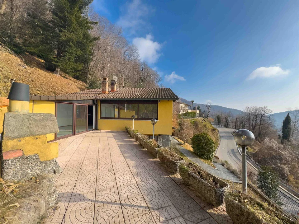 Grande casa unifamiliare nel verde ad Aranno