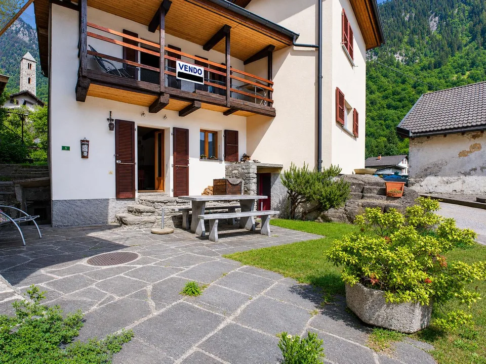 Elegante 2.5 locali row-house con balcone, Blenio