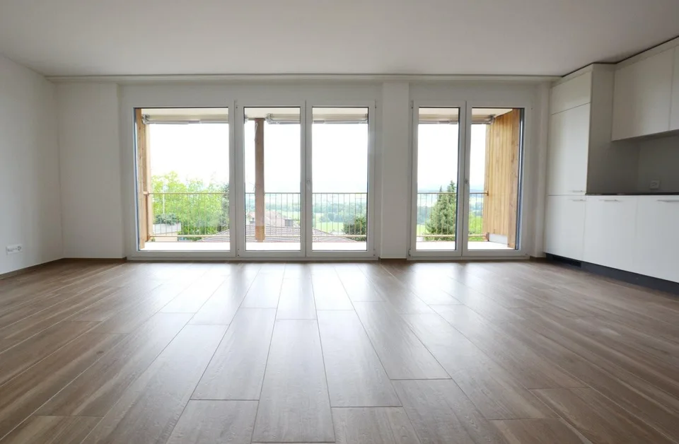 Moderne 3.5-Zimmer-Wohnung mit Balkon und Weitsicht