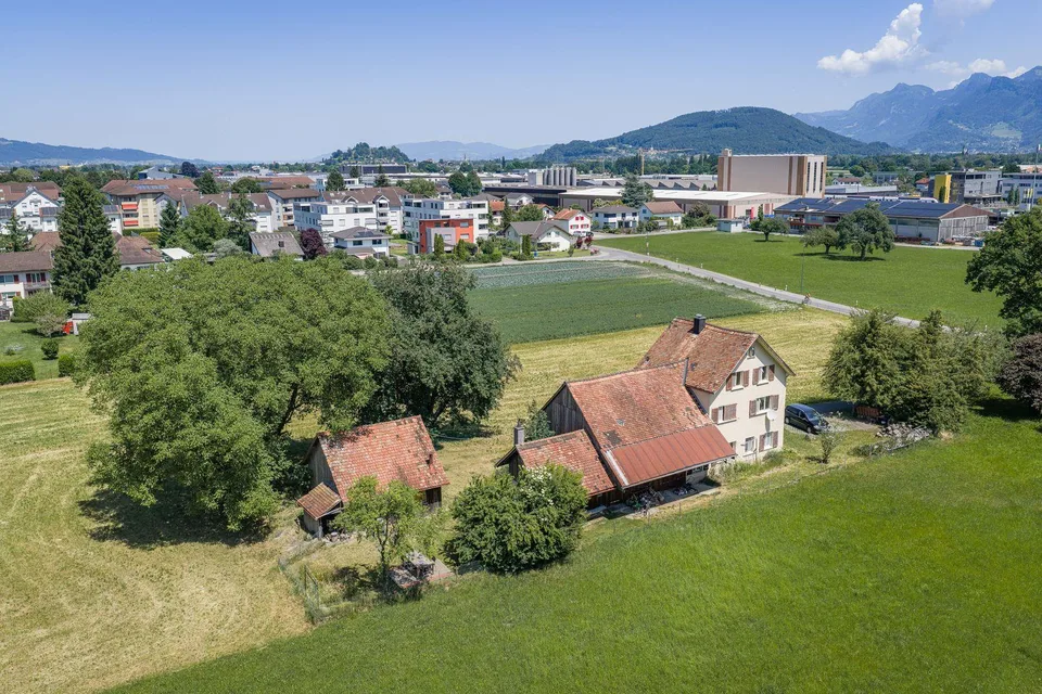 Casa unifamiliare con edifici rurali