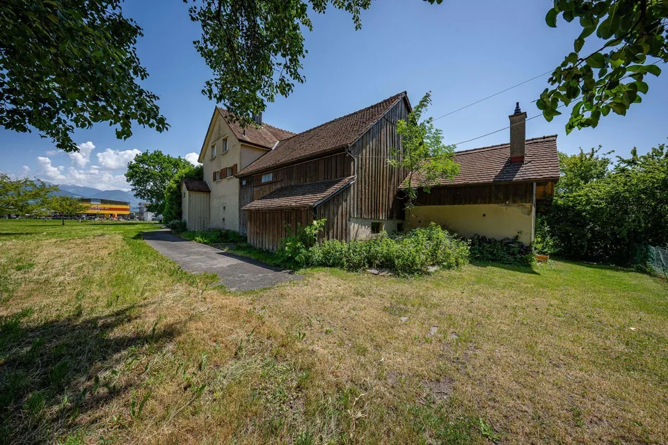 Casa unifamiliare con edifici rurali