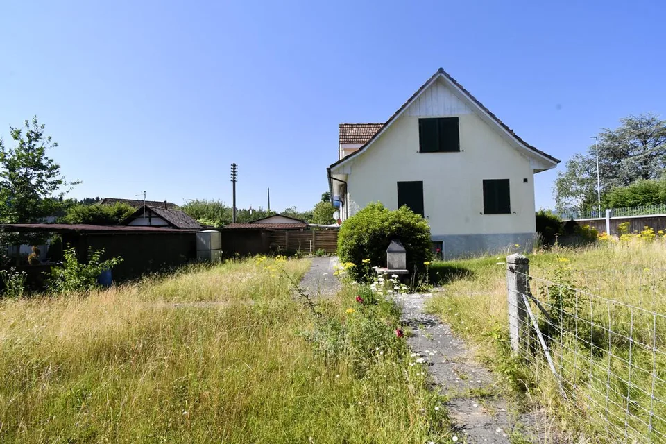 Einseitig angebautes 4.5 Zimmer Einfamilienhaus mit Umschwung
