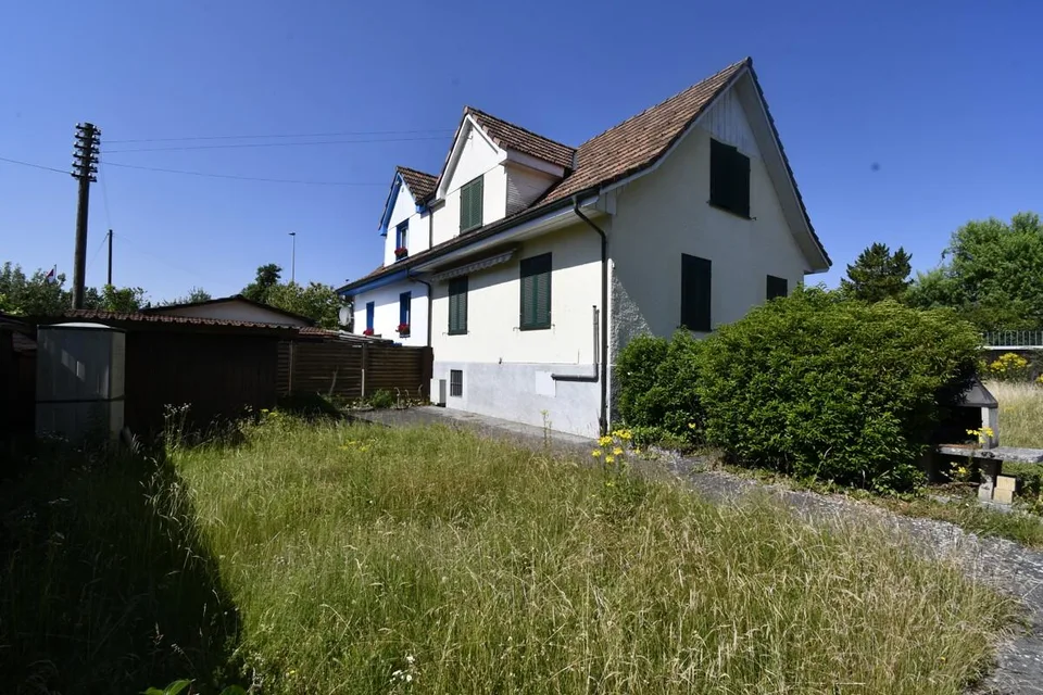 Einseitig angebautes 4.5 Zimmer Einfamilienhaus mit Umschwung