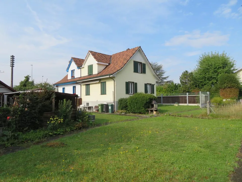 Einseitig angebautes 4.5 Zimmer Einfamilienhaus mit Umschwung