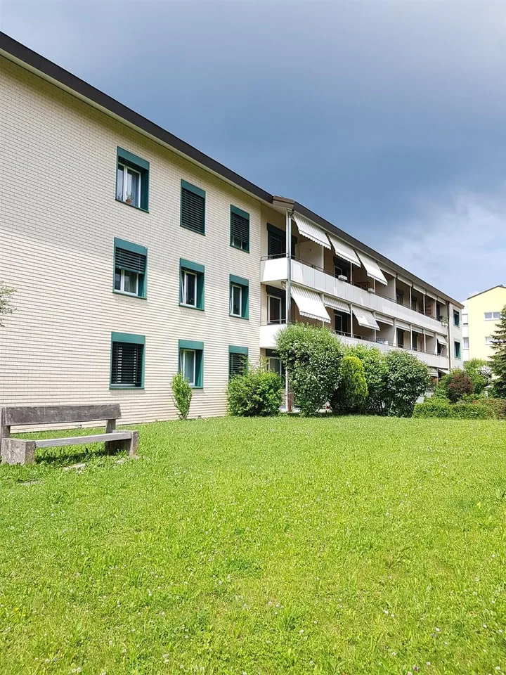 Wohnung mit herrlichem grünen Umschwung !