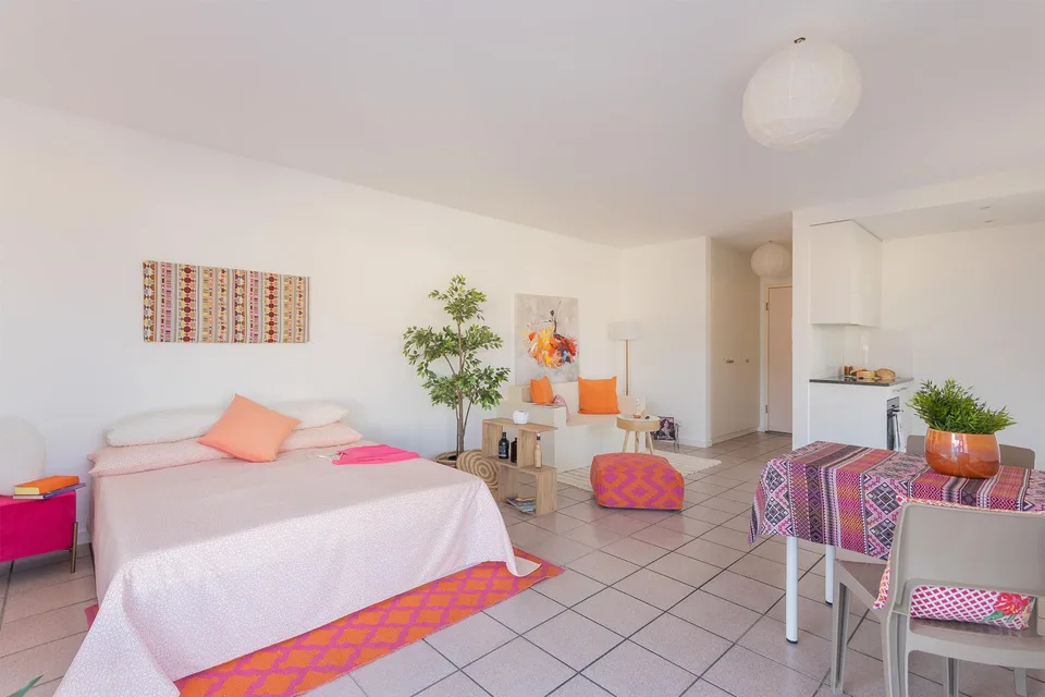 Espace lumineux avec terrasse, parfait pour les célibataires