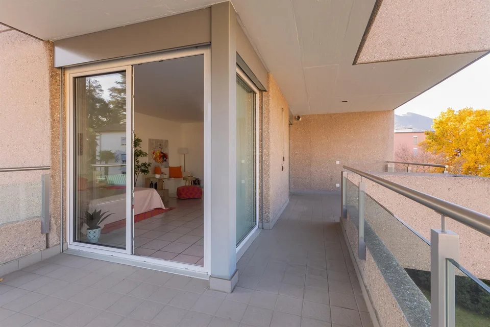 Espace lumineux avec terrasse, parfait pour les célibataires