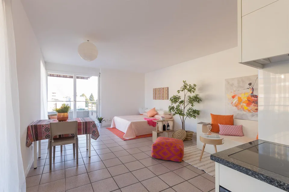 Espace lumineux avec terrasse, parfait pour les célibataires