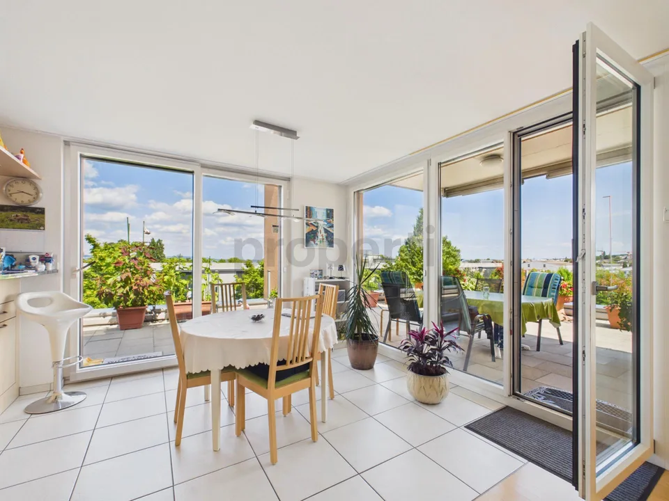 Grosser L-förmiger Balkon, barrierefreie Attikalage und Tiefgaragep...