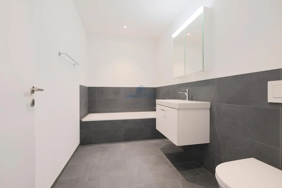 Attraktive 3.5-Zimmer-Terrassenwohnung in ruhiger Hanglage mit Rhei... – Foto 6 von 14