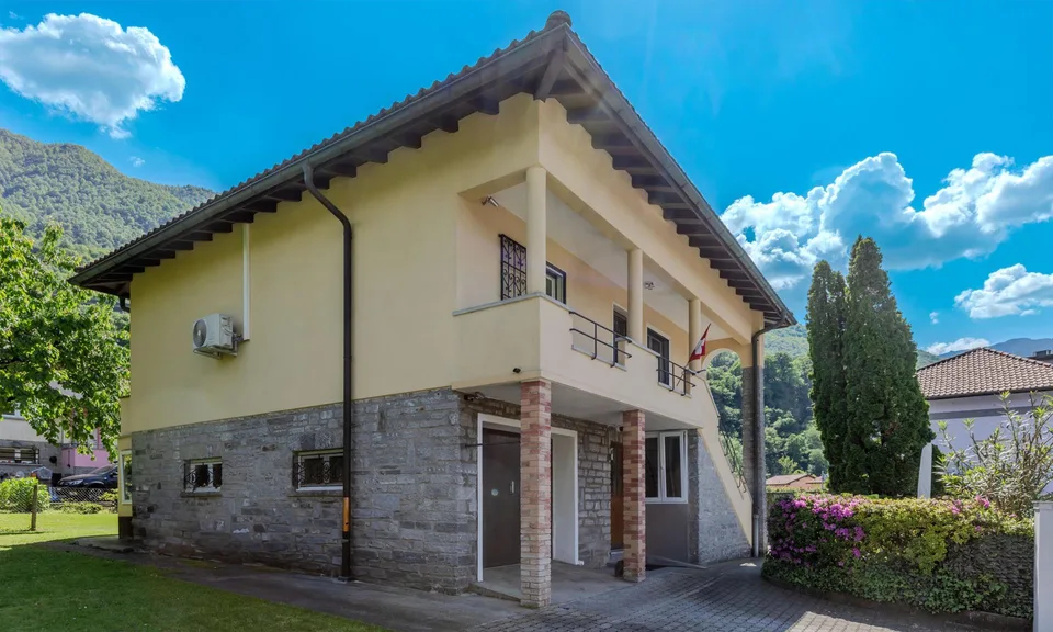 AFFASCINANTE CASA DI 4.5 LOCALI CON GIARDINO A CADENAZZO