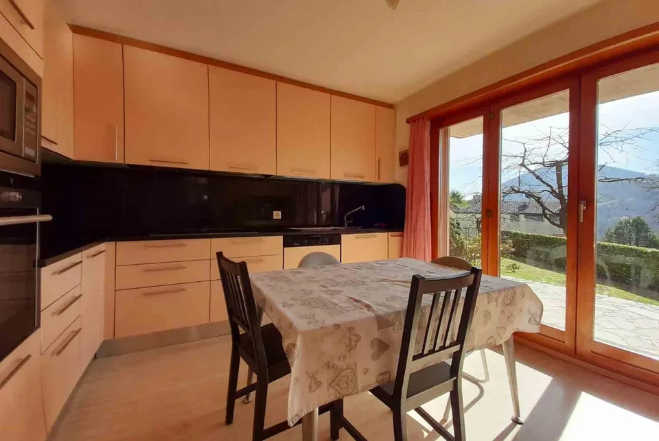 SPLENDIDA VILLA DI 6.5 LOCALI CON AMPIO GIARDINO A CURIO