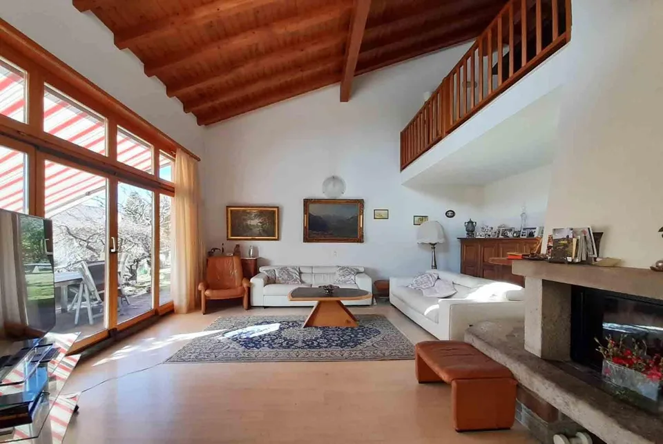SPLENDIDA VILLA DI 6.5 LOCALI CON AMPIO GIARDINO A CURIO