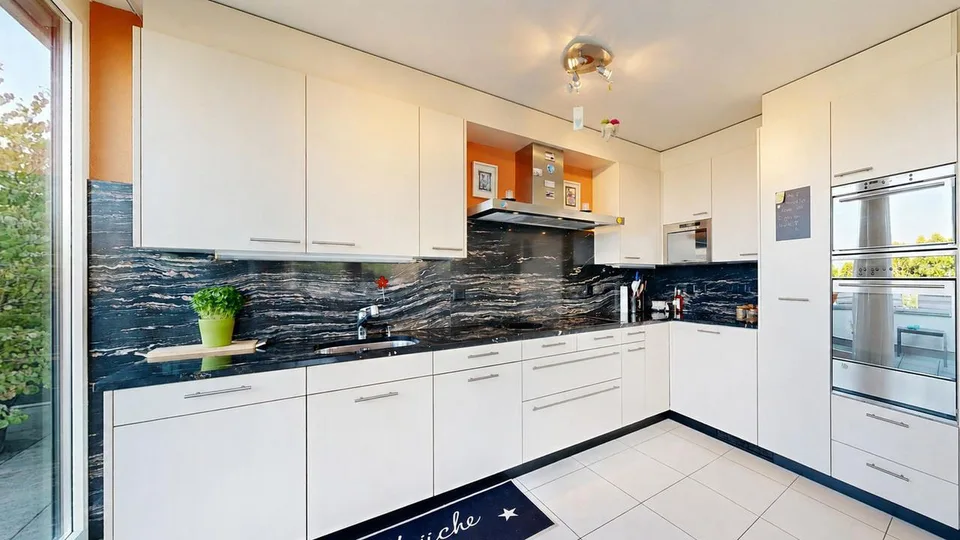 Moderne 4.5-Zimmer-Wohnung mit grosszügiger Dachterrasse und Garage