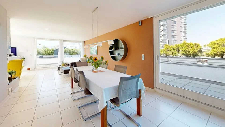 Moderne 4.5-Zimmer-Wohnung mit grosszügiger Dachterrasse und Garage