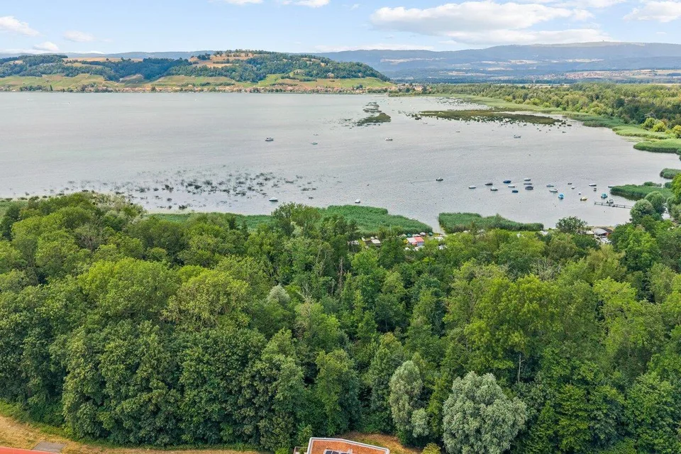 Seesicht & Ruhe: Moderne 5.5-Zimmer-Dachwohnung am Murtensee