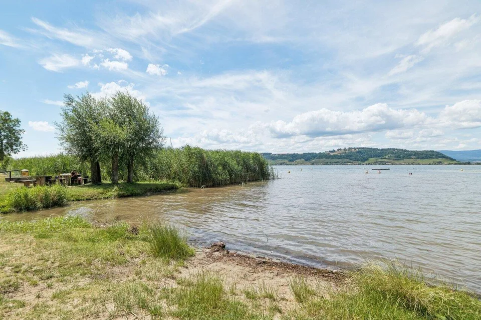 Seesicht & Ruhe: Moderne 5.5-Zimmer-Dachwohnung am Murtensee