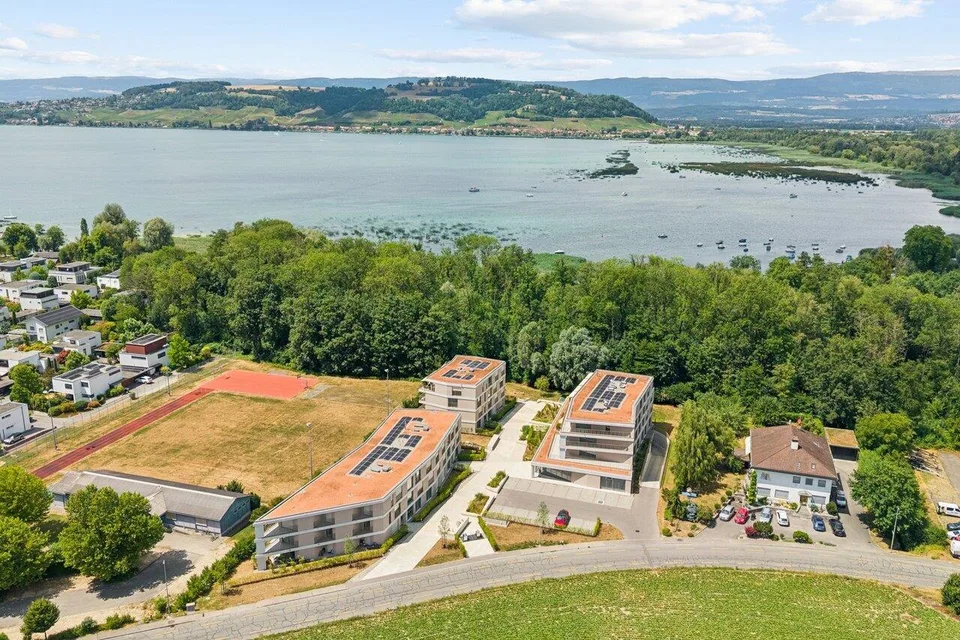 Seesicht & Ruhe: Moderne 5.5-Zimmer-Dachwohnung am Murtensee