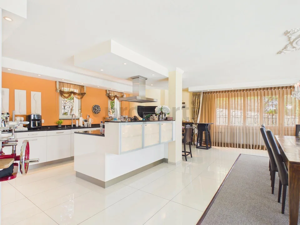 Exklusive Villa mit grandiosem Pool und unverbaubarem Panoramablick