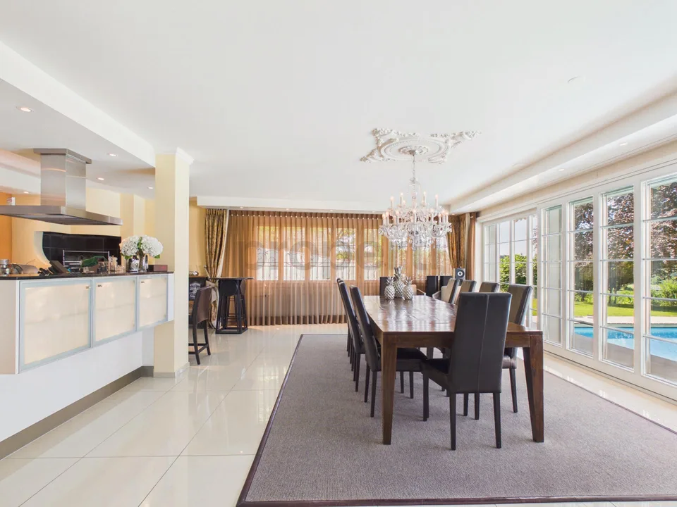 Exklusive Villa mit grandiosem Pool und unverbaubarem Panoramablick