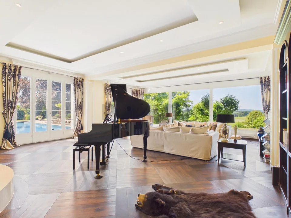 Exklusive Villa mit grandiosem Pool und unverbaubarem Panoramablick