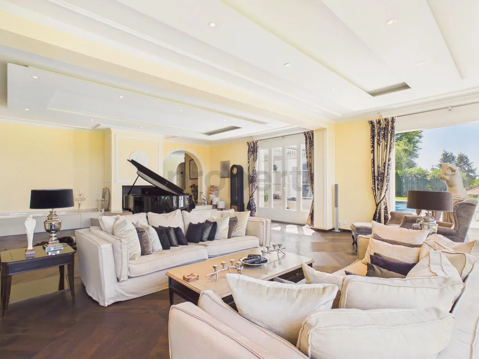 Exklusive Villa mit grandiosem Pool und unverbaubarem Panoramablick