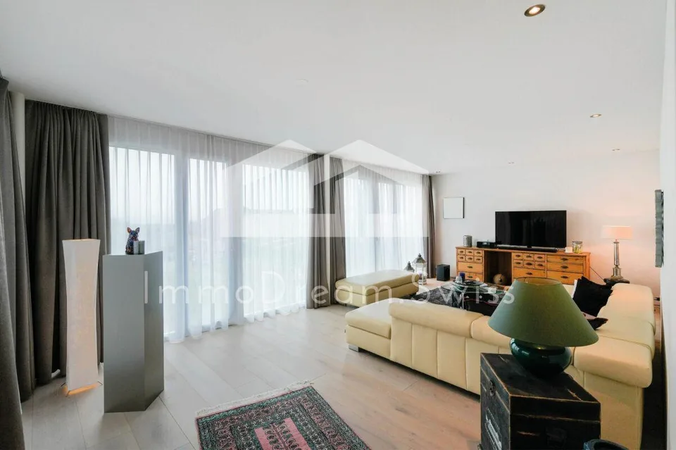 Modern designte, sowie grosszügige 5 Zi. Eigentumswohnung (2 FMH)