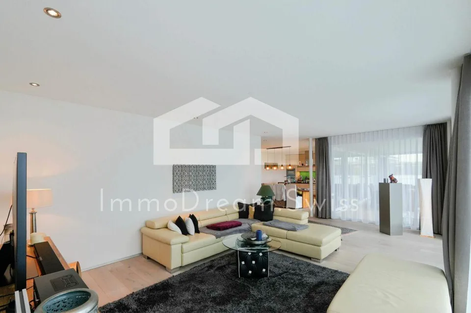 Modern designte, sowie grosszügige 5 Zi. Eigentumswohnung (2 FMH)