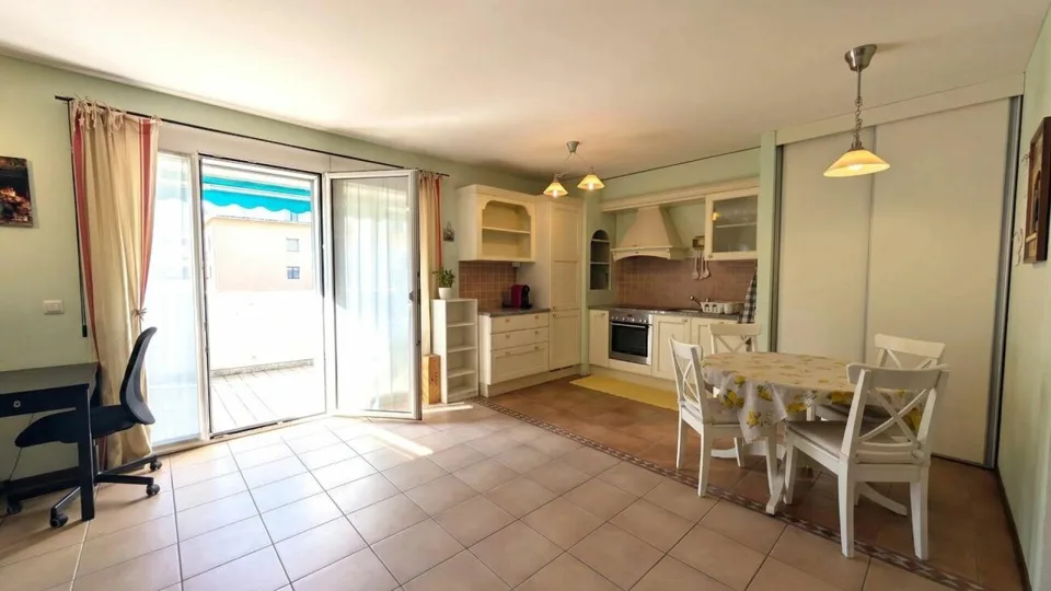 Eleganza urbana con vista sui castelli