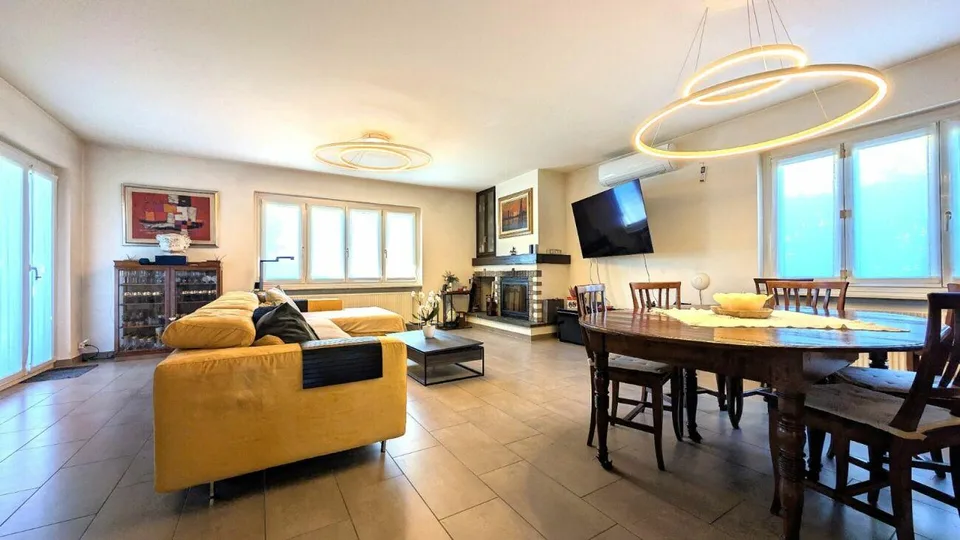 Villa bifamiliare con giardino di 800 m²