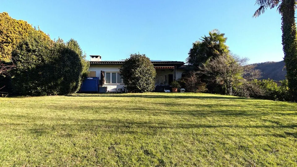 Villa bifamiliare con giardino di 800 m²