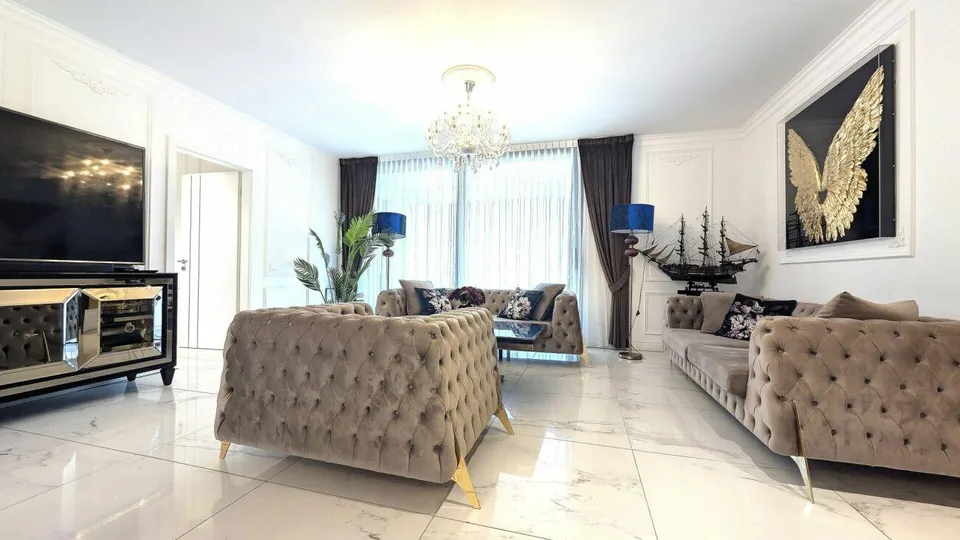 Prestigioso attico con spazi generosi e tre balconi panoramici