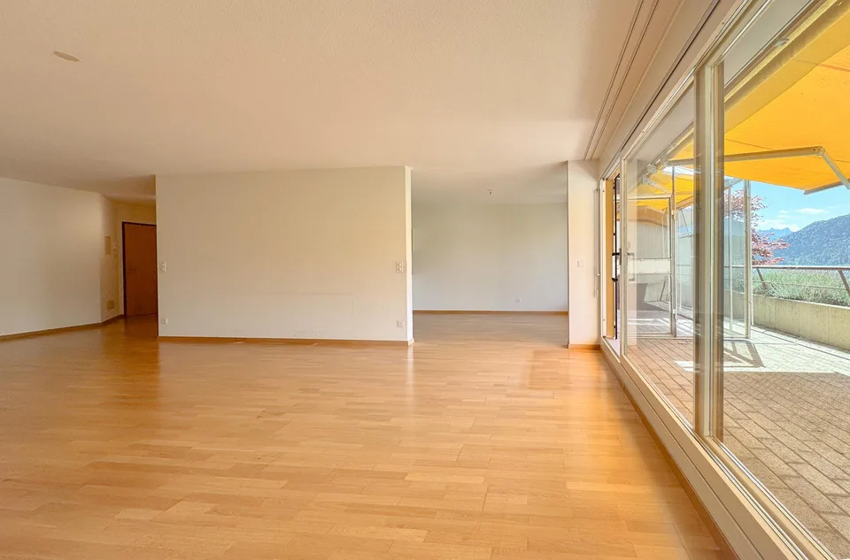 Appartement 2½ pièces avec vue sur le lac et les montagnes ainsi que plage privée
