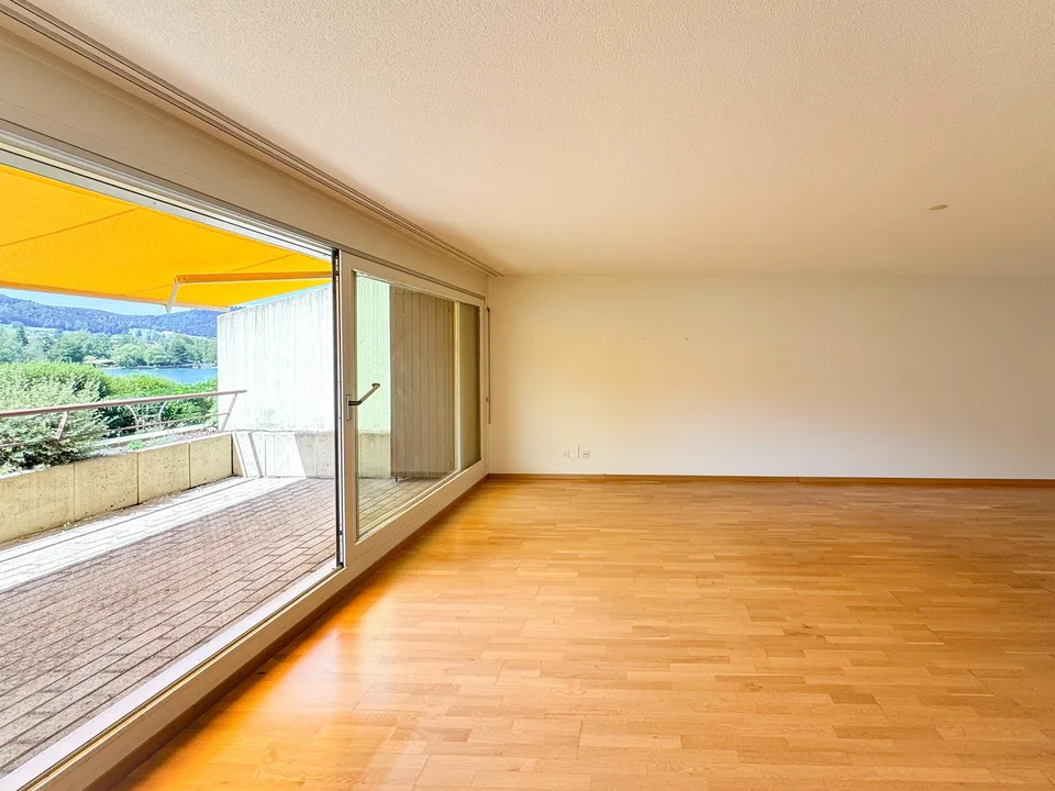 Appartement 2½ pièces avec vue sur le lac et les montagnes ainsi que plage privée