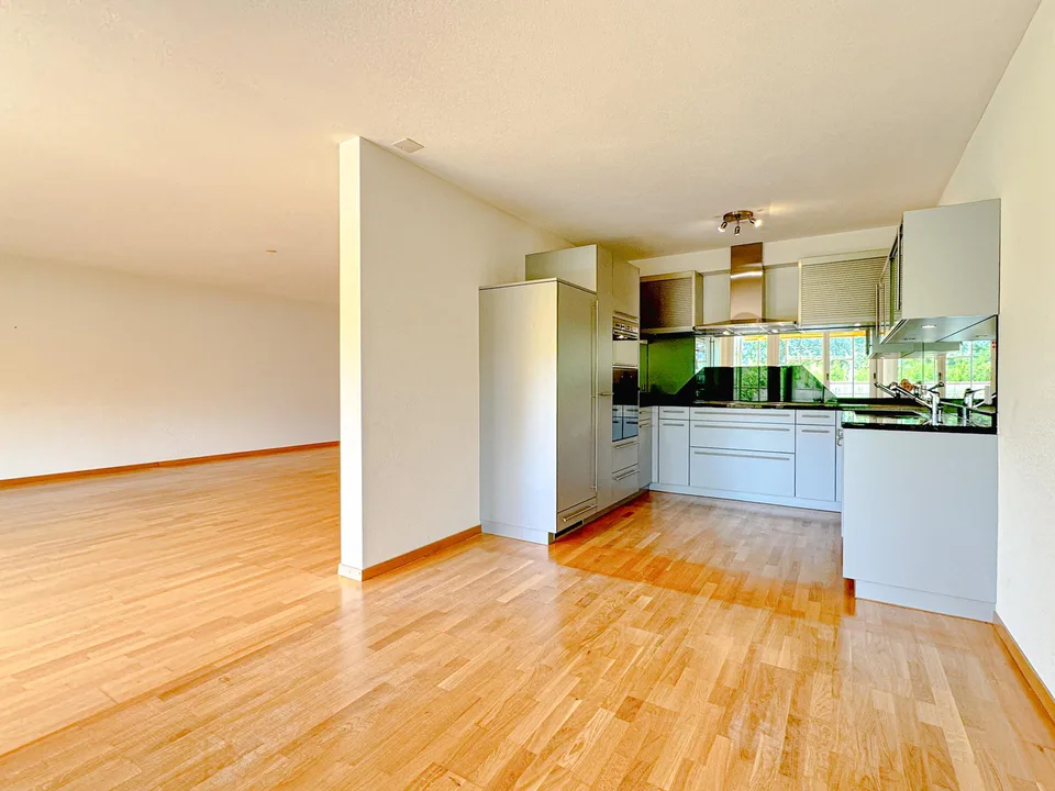 Appartement 2½ pièces avec vue sur le lac et les montagnes ainsi que plage privée
