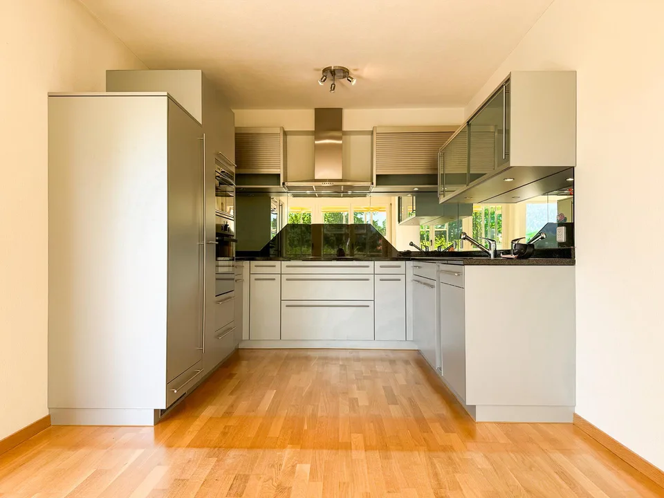 Appartement 2½ pièces avec vue sur le lac et les montagnes ainsi que plage privée