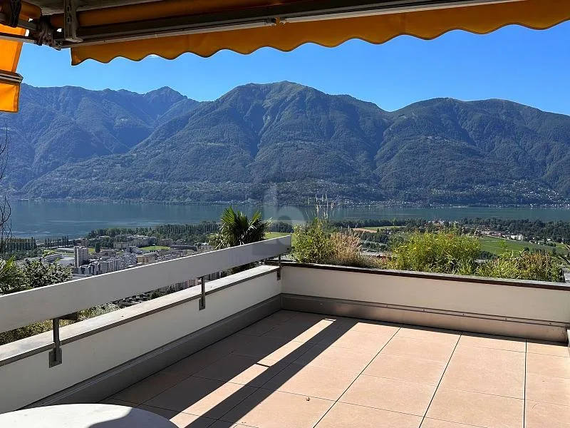 TRANQUILLO CON PISCINA E SPLENDIDA VISTA LAGO